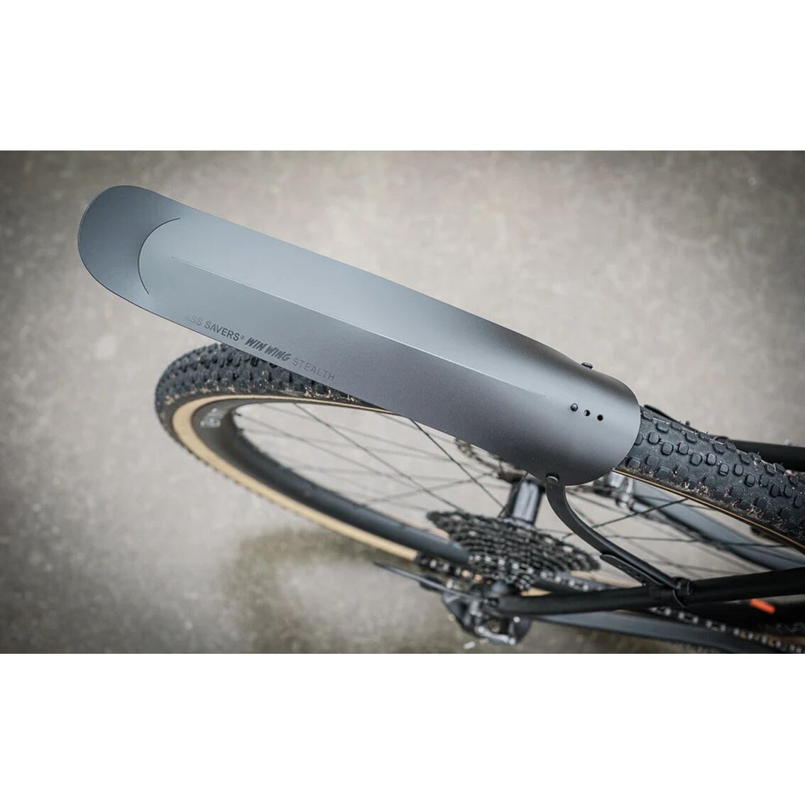 Ass Savers Win Wing 2 Gravel Stealth galinis skydelis 2 Ass Savers Win Wing 2 Gravel Stealth galinis skydelis 2
